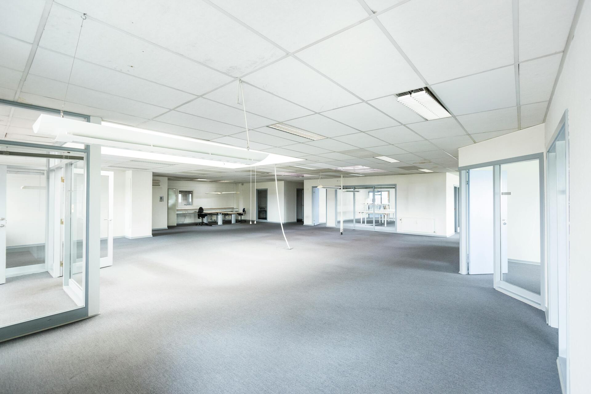 bright-empty-office-space-featuring-minimalist-design-and-glass-partitions-tzNcI3FmNElQ2PxvfWzSjw